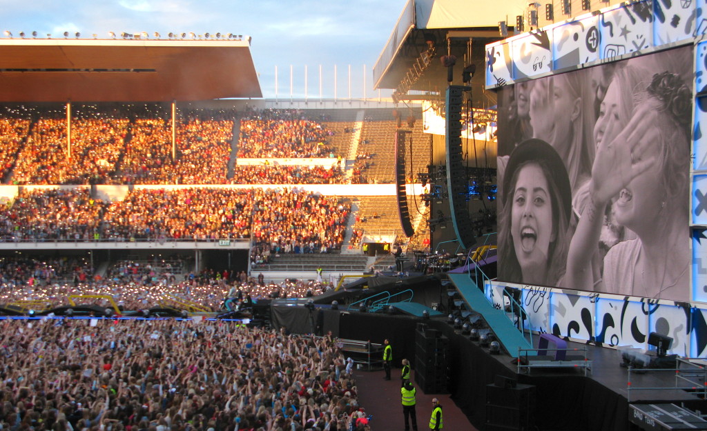 Lyckliga fans på stora skärmen på One Directions konsert på Olympiastadion 27.6.