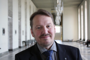Mats Nylund (SFP), ordförande för Kommunförbundets svenska delegation, ställer sig kritisk till att alla direktörer har föredragningsrätt.
