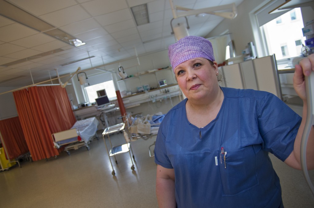 Sjukskötaren Tove Holmström ser fördelar med ett litet sjukhus som Västra Nylands: Personalen får ett brett kunnande och kan ta hand om patienterna på ett helhetsmässigt sätt.