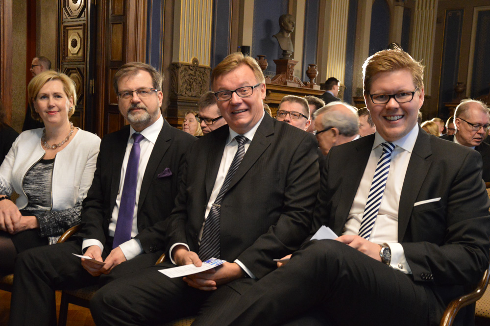 Kommunförbundets avgående vd Kari-Pekka Mäki-Lohiluoma (Saml) i mitten. Här tillsammans med tidigare vice vd Tuula Haatainen (SDP), vice vd Timo Kietäväinen (C) och tidigare styrelseordföranden Antti Lindtman (SDP).
