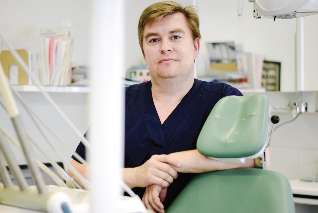 Tandläkaren Stefan Federley får kunder som betalar med servicesedlar. Foto: Axel Nurmio