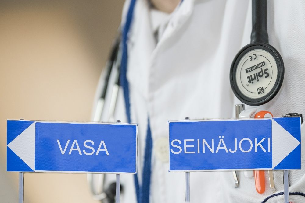 Centern anser att det inte är motiverat med en lösning med 13 fulljourssjukhus, eftersom avståndet mellan Seinäjoki och Vasa endast är 80 km.