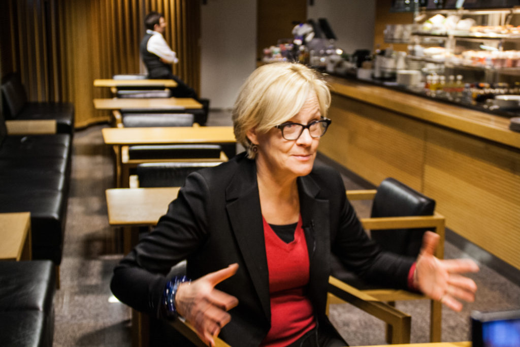 Regeringen har genom små beslut hittat kryphål som förändrar flyktingpolitiken i Finland, säger riksdagsledamot Eva Biaudet.