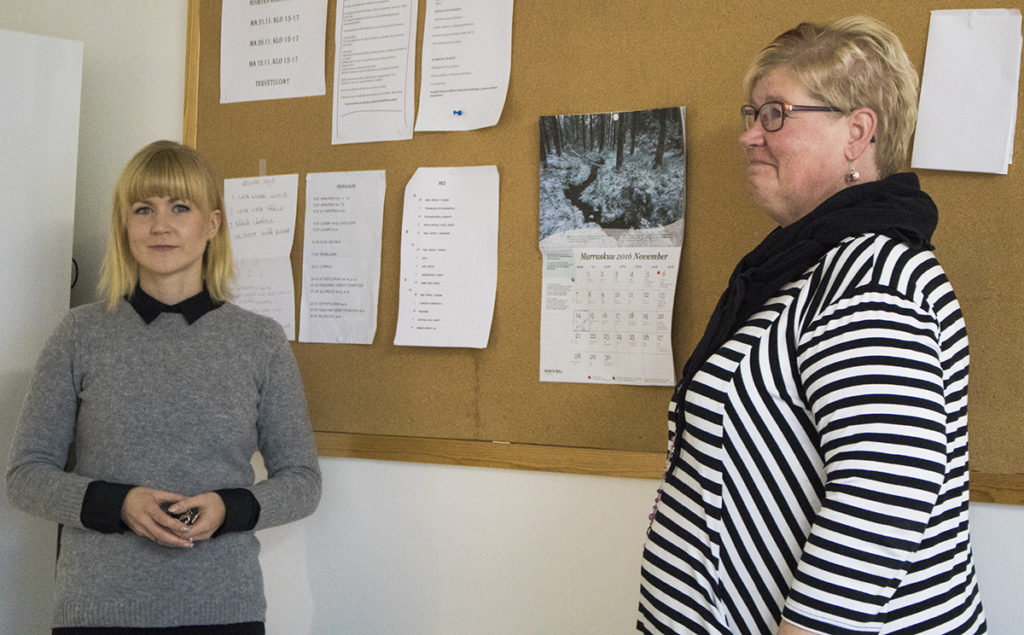 Sjukskötare Anna Johansson och handledare Nina Seeck på familjegrupphemmet Kotimäki i Sibbo. Hemmet tar emot ensamkommande flyktingbarn. (Foto: Roni Kuronen)