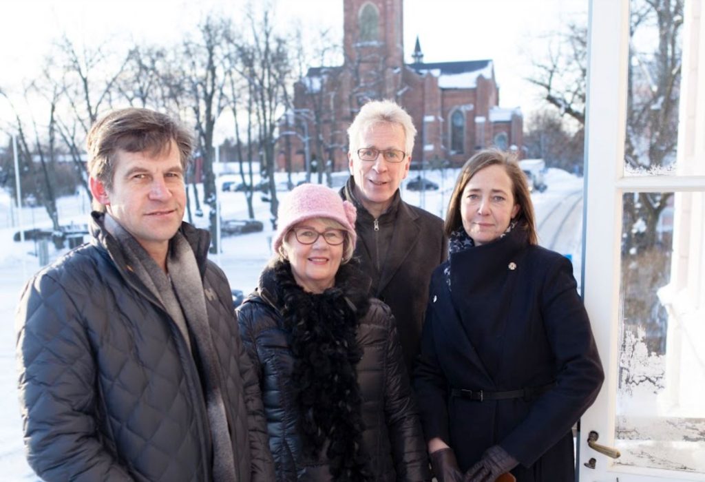  Tom Liljestrand (SFP), Arja Isotalo (SDP), Juha Karvonen (Saml.) och Mia Heijnsbroek-Wirén (SFP) är förtroendevalda i Lovisa där antalet fullmäktigeplatser minskar från 59-35. Foto: Henri Salonen.
