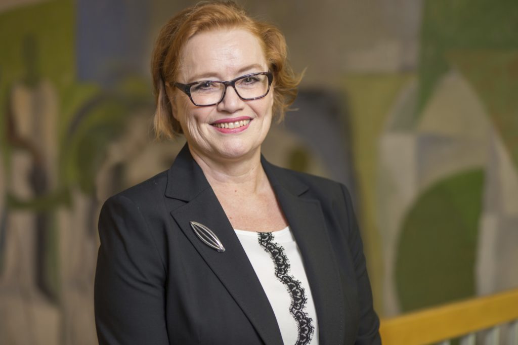 Statens coronastöd är viktigt för Vanda, säger stadsdirektör Ritva Viljanen. Hon hoppas på klara spelregler och det gör även Kommunförbundet.   