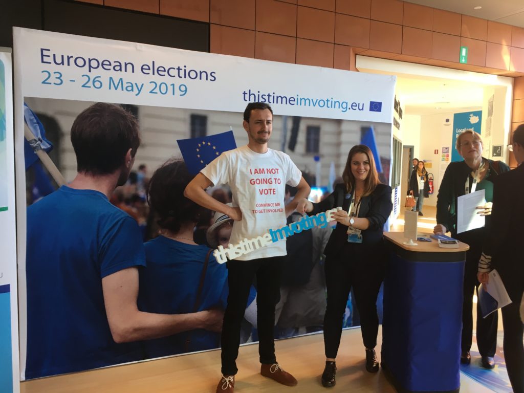Europaparlamentsvalet ordnas den 23-26 maj. Parlament uppmanar särksilt unga till att rösta och försöker nå ut via kampanjer på sociala medier.