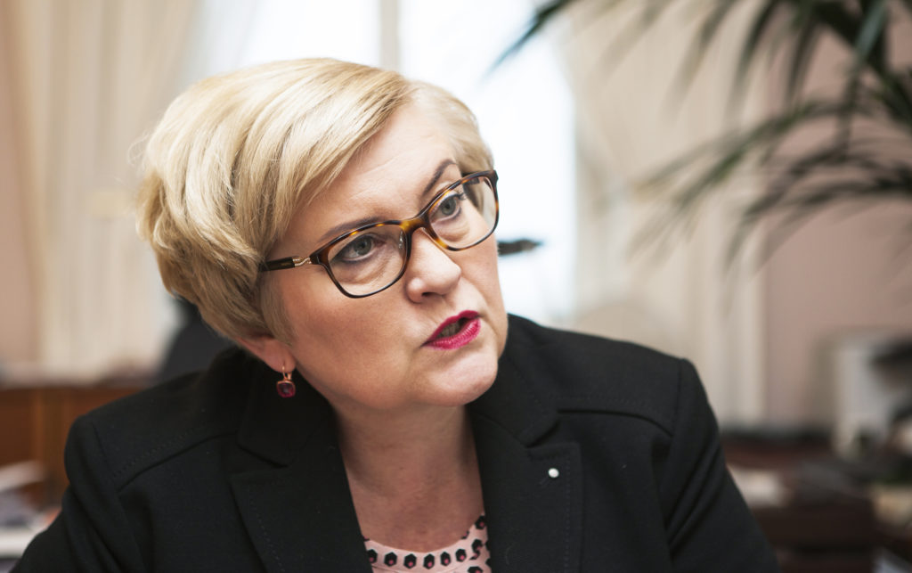 Förra kommun- och reformministern Anu Vehviläinen gillar inte tanken att olika kommuner skulle ha olika uppgifter.
