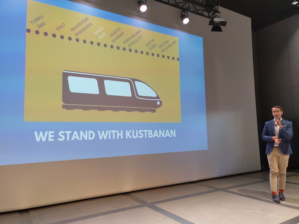 Fotot från när Kustbanan och det så kallade entimmeståget diskuterades i biblioteket Ode i juni 2019. SFP:s kommunstyrelseordförande Henrik Wickström ger sin syn på projektet.
