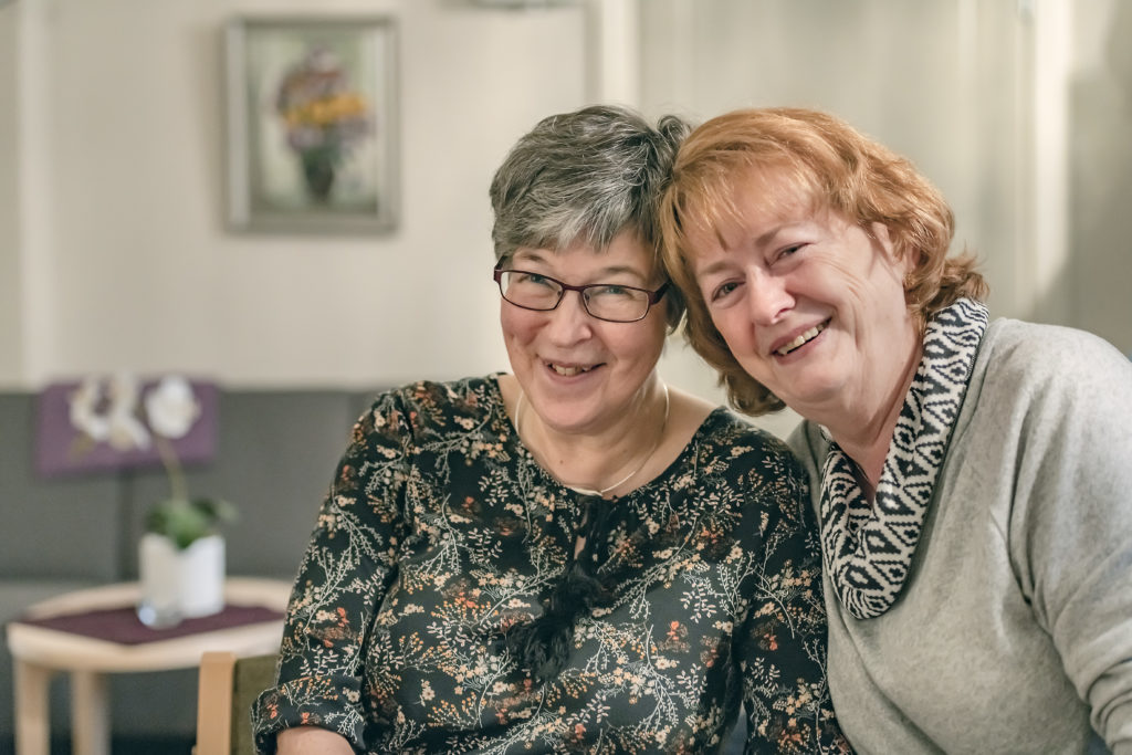 Gretchen Back-Storvist och Rita Skaug-Nylund har lång erfarenhet av närståendevård. Foto: Johannes Tervo