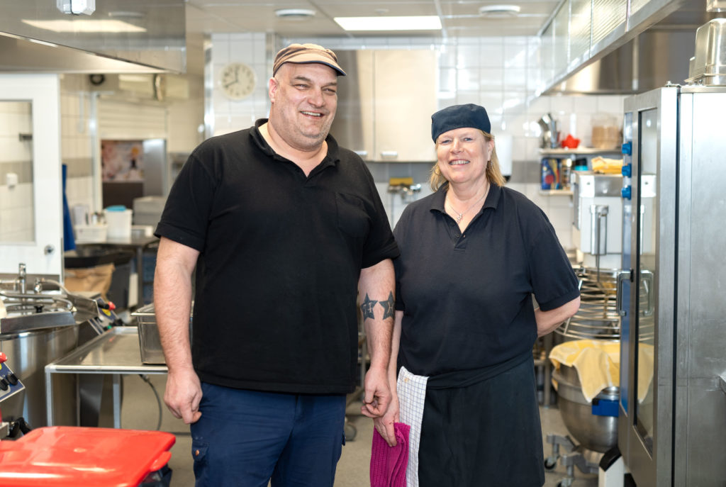 Joakim Hellström och Benita Johansson och kollegor i köket i Övernäs skola i Mariehamn. Foto: Kjell Söderlund