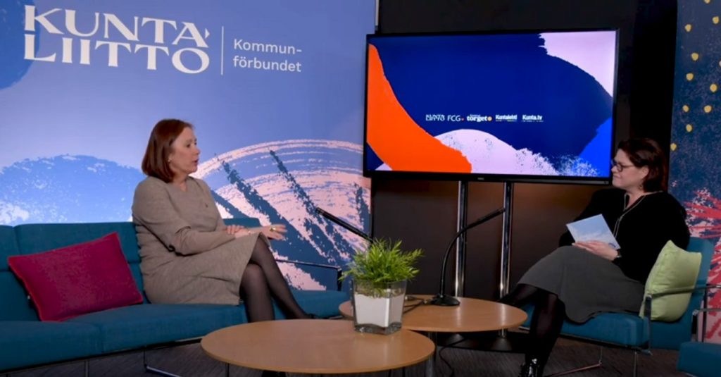 Kommunminister Sirpa Paatero och Kommunförbundets vd Minna Karhunen i en diskussion om kommunalt beslutsfattande och kommunens framtida roll.