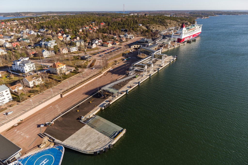 En stor satsning har avslutats i Mariehamns hamn. Kaj 3 i förgrunden är ombyggd och ska även förses med automatisk förtöjning. 