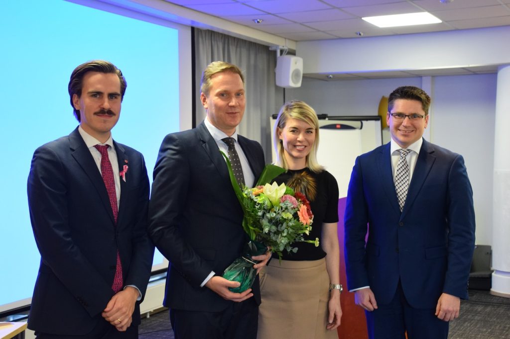 Landskapsfullmäktiges ordförande Matias Mäkynen (SDP) till vänster om Mats Brandt. Susanna Koski (Saml) och Mikko Ollikainen (SFP) är andra respektive första vice ordförande.