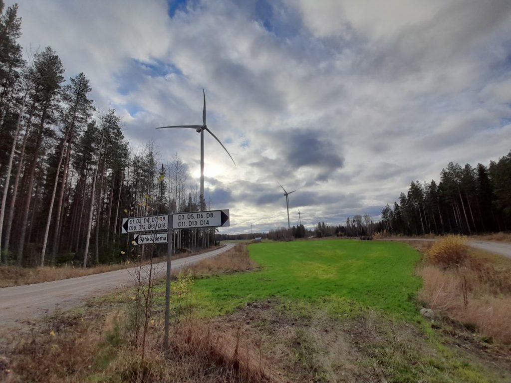 Vindkraft och stora turbiner är ett alltmer framträdande fenomen på den österbottniska landsbygden. Bilden är från Torkkola vindkraftspark i Meri kart utanför Vasa.