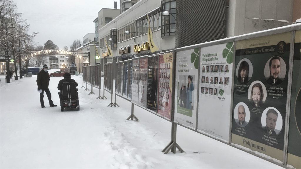 Valaffischer på gågatan i Jakobstad, när det begav sig i januari.