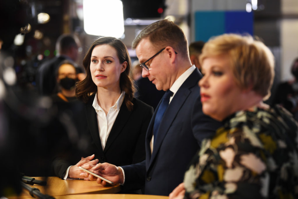 De tre stora. Sanna Marin (SDP), Petteri Orpo (Saml) och Annika Saarikko (C) på söndagens valvaka i Kommunernas hus.