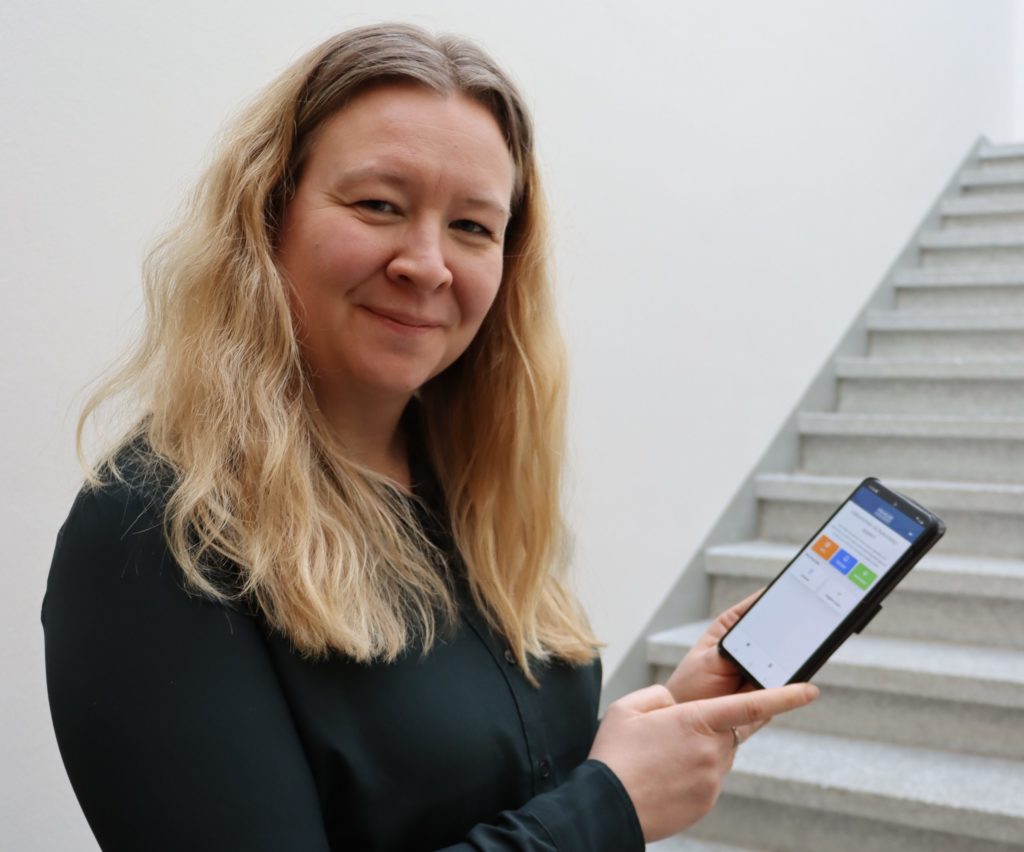 Projektledare Madeleine Englund-Svenlin med den nya appen.