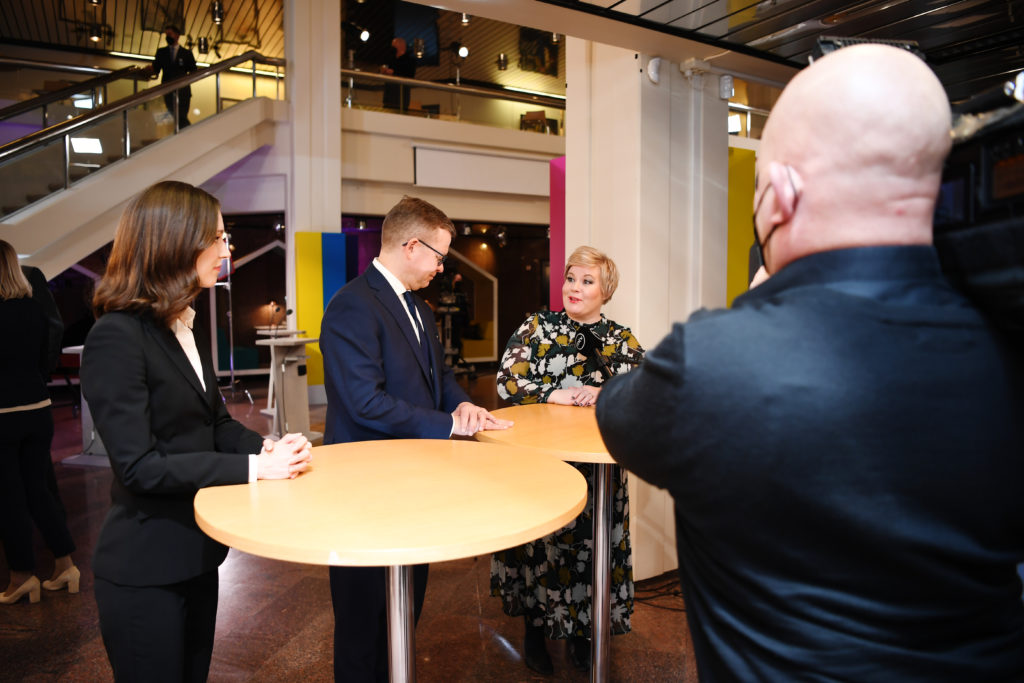 Sanna Marin (SDP), Petteri Orpo (Saml) och Annika Saarikko (C) under valvakan i Kommunernas hus 23.1.