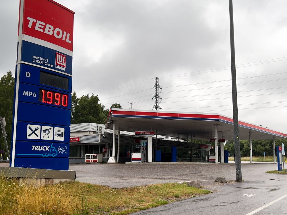 Teboil ägs av ryska Lukoil. Ryssland har startat ett krig i Ukraina. Misstanken är att Lukoils tillgångar i utlandet finansierar anfallskriget. 