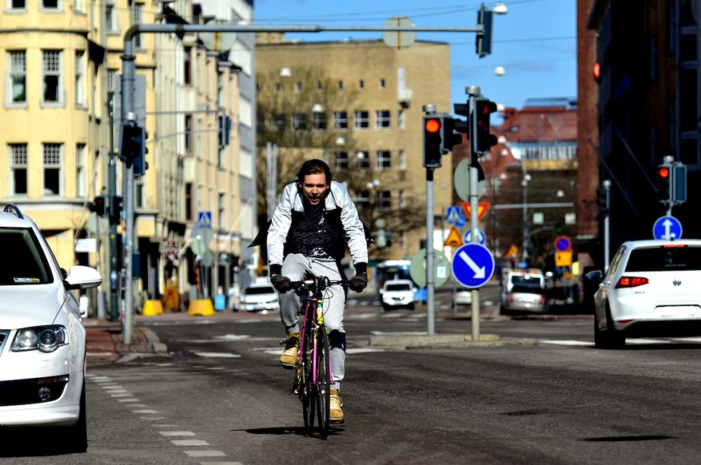 Målet är att minska bland annat trafikens utsläpp i stora och mindre städer. Den här bilden är från Helsingfors (Foto: Tommy Pohjola)