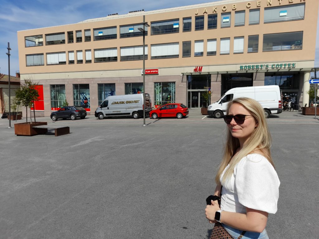 Centrumutveckling är Ida-Marie Jungells gebit i hemstaden Jakobstad. I bakgrunden ses nya köpcentret Jakob Center. Till vänster skymtar det detaljplanerade Irjalakvarteret där hyres- och köpbostäder samt affärslokaler ska finnas tillgängliga framöver. (Foto: Joakim Snickars)