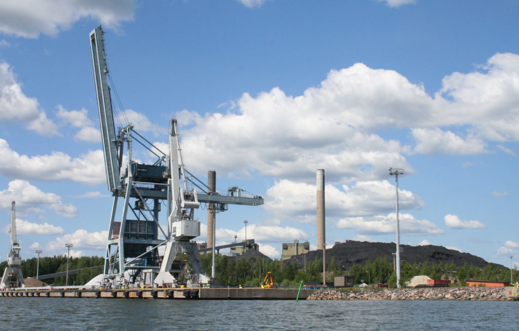Gasgrid Finland och Fortum har för en vecka sedan undertecknat ett intentionsavtal om placeringen av ett LNG-terminalfartyg i Fortums hamn i Ingå. Hamnoperatören Inkoo Shipping kommer att ha hand om fartygets hamntjänster såsom förtöjningar, vattenförnödenheter och fartygsklarering. (Foto: Ingå kommun)