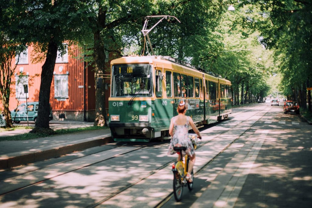 Spårvagnen kör i Helsingfors och Tammerfors. Fungerande och mångsidig kollektivtrafik ökar en stads dragkraft.