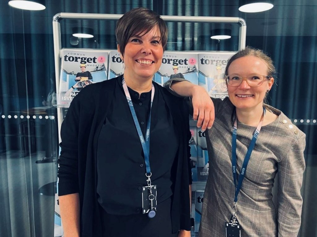Mari Sjöström och Mari Ahonen-Walker berättade på Kommunmarknaden om fritidsaktiviteter i anslutning till skoldagen.