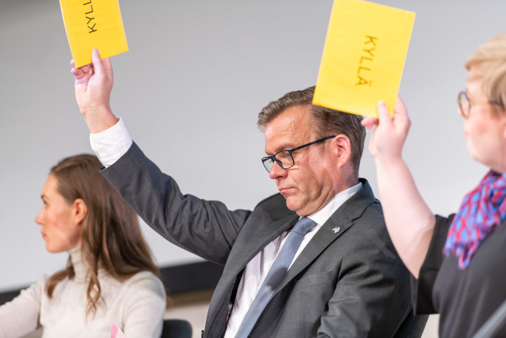 Samlingspartiets ordförande Petteri Orpo överraskade med att plötsligt svara på svenska. Annars var meningsutbytet mellan honom och statsminister Sanna Marin., SDP:s ordförande stundvis het.