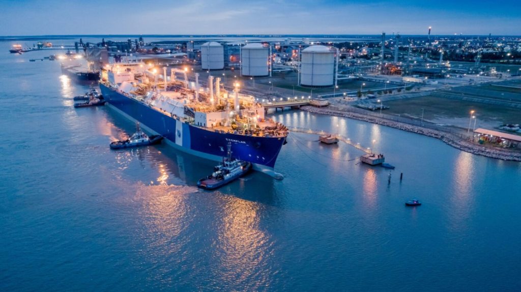 Flytande naturgas (LNG), är naturgas som kylts ned till flytande form för transport eller förvaring till exempel i fartyg. Om 1,5 månader borde ett sådant här fartyg docka i Ingå djuphamn.