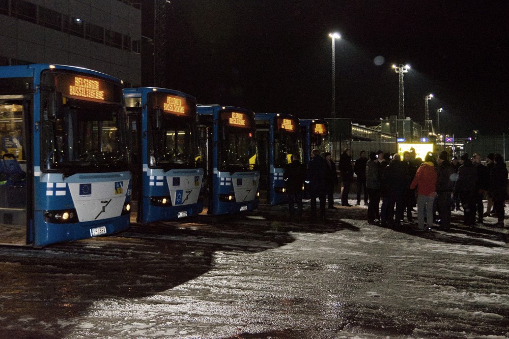 Upp till 20 bussar ska skickas till Ukraina innan årets slut. De första fem skeppades i väg på onsdagen från Västra hamnen i Helsingfors.